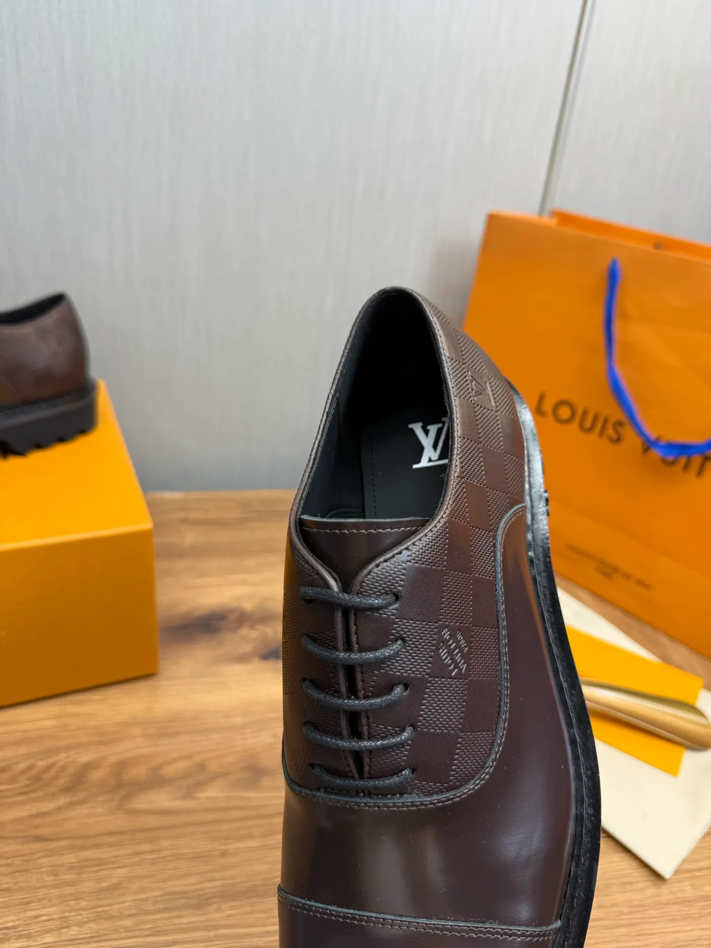 Men's shoes 💰900💰 LV. Men's casual lace-up leather shoes, the latest hot style 🔥 1:1 original purchase quality, top quality goods ⬆️The upper is imported open-edge beaded cowhide, cowhide, and cow suede. The hand-made three-dimensional stitching highlights the round toe design. The inner foot pads are all imported cowhide, with the original wear-resistant foam outsole, matching code 39-44, (38, 45 custom-made, non-refundable)
